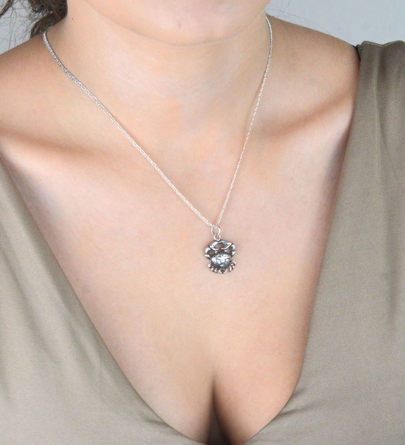 Srebrna zawieszka próba 925 w kształcie znaku zodiaku Rak, wymiary 2,0 cm x 1,7 cm, waga 1,80 g. Subtelna biżuteria z symboliką zodiaku.1.jpg